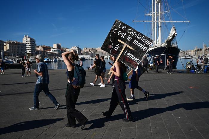 À Marseille, le 18 septembre 2025, une manifestante brandit une pancarte à l'occasion d'un mouvement de grève générale organisé par les syndicats contre le budget.