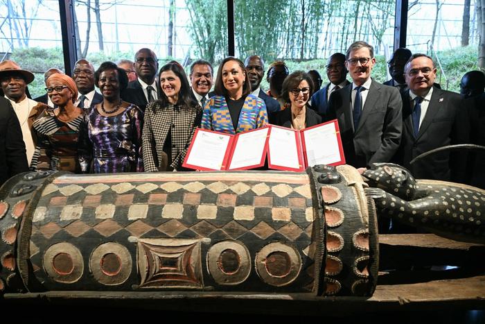 La ministre ivoirienne de la Culture et l'ancienne ministre française de la Culture, Rachida Dati, lors de la restitution à la République de Côte d'Ivoire du tambour sacré Djidji Ayokwe, confisqué en 1916 par les autorités coloniales françaises au peuple Ébrié, au musée du Quai Branly à Paris, le 20 février 2026.