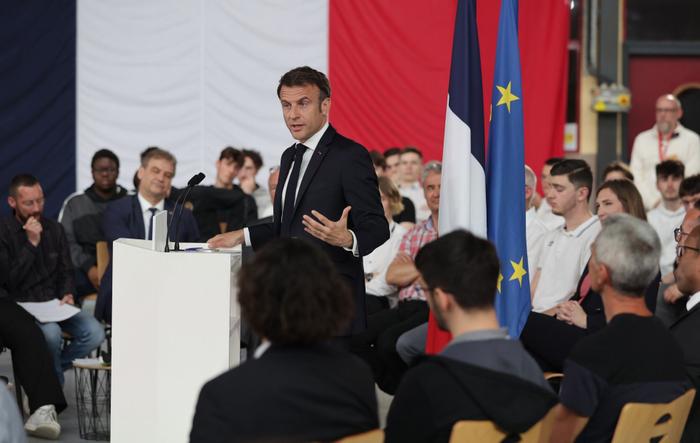 Emmanuel Macron lycée professionnel AFP