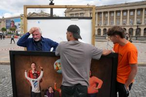 Le photographe français Yann Arthus-Bertrand (à gauche) réagit alors que son exposition de photographies en plein air aurait été vandalisée lors des célébrations des supporters du PSG suite à la victoire de leur équipe en Ligue des champions, place de la Concorde à Paris le 7 mai 2026.