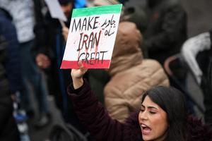 Une femme brandit une pancarte « Make Iran Great » tandis que des manifestants chantent et scandent des slogans lors d’un rassemblement de soutien au peuple iranien à New York, le 18 janvier 2026.
Selon des observateurs, les manifestations en Iran se sont calmées après une répression ayant fait des milliers de morts, une semaine après le début des plus importantes mobilisations depuis des années contre le système théocratique du pays. (Image d'illustration)