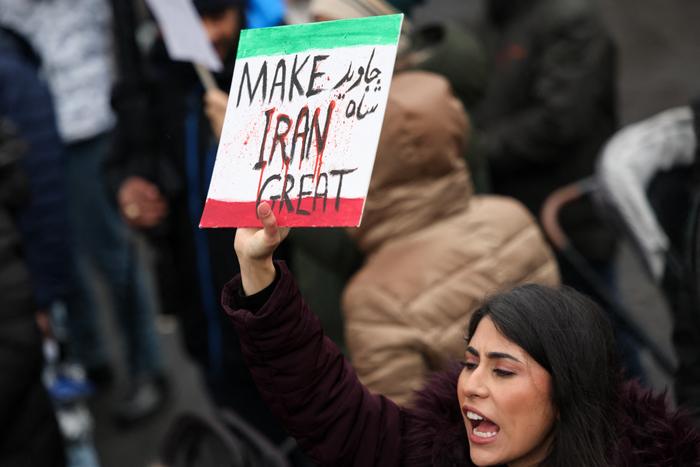 Une femme brandit une pancarte « Make Iran Great » tandis que des manifestants chantent et scandent des slogans lors d’un rassemblement de soutien au peuple iranien à New York, le 18 janvier 2026.
Selon des observateurs, les manifestations en Iran se sont calmées après une répression ayant fait des milliers de morts, une semaine après le début des plus importantes mobilisations depuis des années contre le système théocratique du pays. (Image d'illustration)