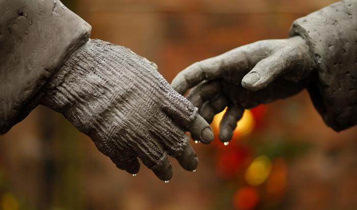 Une sculpture d'Andrew Edwards "All together".