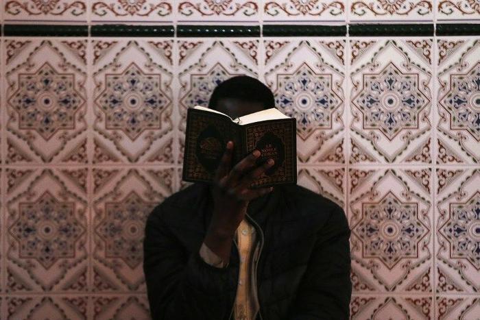 Un musulman en train de lire le Coran.