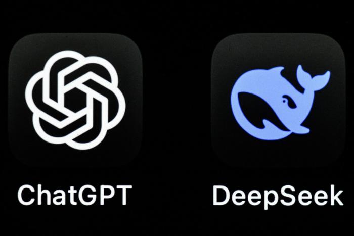 Les logos de ChatGPT et DeepSeek.