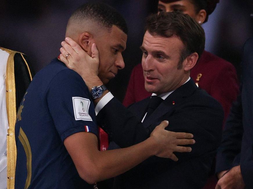 Emmanuel Macron avec Kylian Mbappé lors de la remise du trophée.
