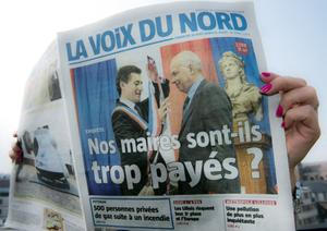 Une femme lit une édition de la Voix du Nord en 2014.