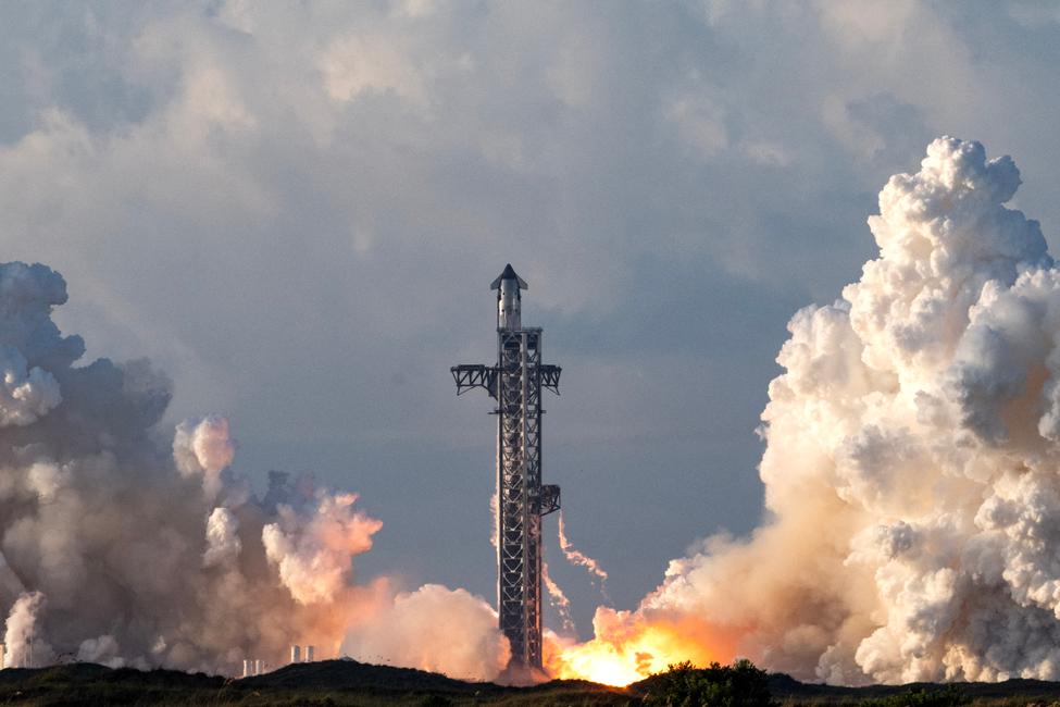 Le vol 14 de SpaceX Starship lancé depuis la base spatiale SpaceX à Starbase, au Texas, le 28 septembre 2026. Ce vol 14 devait être le premier à envoyer Starship en orbite autour de la Terre et à déployer des satellites Starlink.