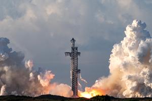Le vol 14 de SpaceX Starship lancé depuis la base spatiale SpaceX à Starbase, au Texas, le 28 septembre 2026. Ce vol 14 devait être le premier à envoyer Starship en orbite autour de la Terre et à déployer des satellites Starlink.