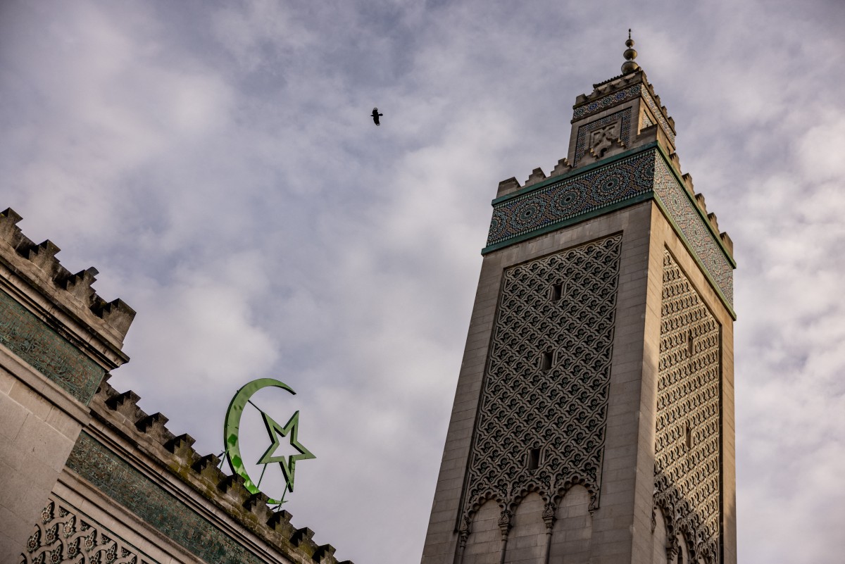 Entre angles morts et service minimum, la tentative laborieuse de la Grande mosquée de Paris pour concilier Islam et République