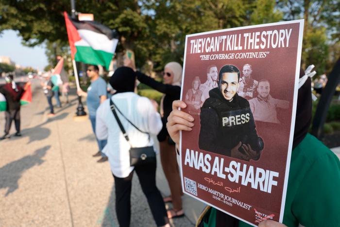 Un manifestant tient une pancarte avec une photo du journaliste d'Al Jazeera Anas al-Sharif, tué par une frappe israélienne à Gaza, alors que des manifestants pro-palestiniens se rassemblent lors d'un rassemblement « Tous les yeux sur Gaza » à Dearborn, Michigan, le 14 août 2025.