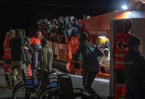 Des migrants attendent de débarquer d'un navire, ici en Espagne, le 20 septembre 2024.