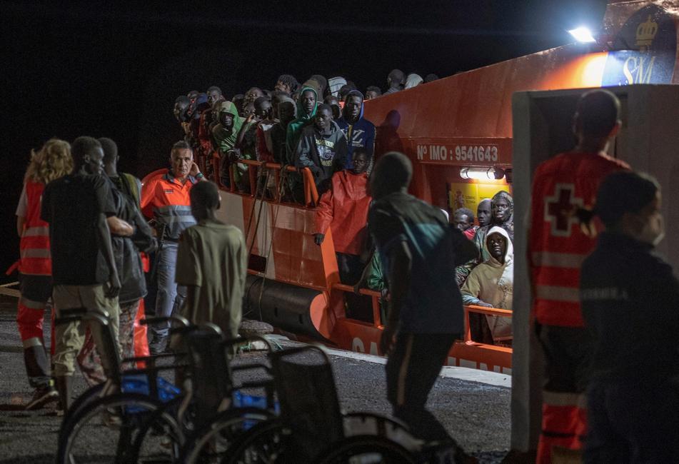 Des migrants attendent de débarquer d'un navire, ici en Espagne, le 20 septembre 2024.