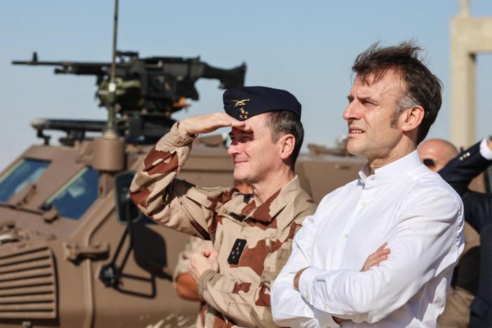 Le président français Emmanuel Macron (à droite) et le chef d'état-major des armées, Fabien Mandon, observent un exercice de manœuvre militaire près de la base du 5e régiment de cuirassiers, aux abords de la Cité militaire Zayed, le 22 décembre 2025.