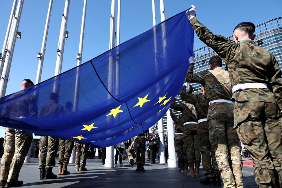 Des soldats de l'Eurocorps portent un drapeau de l'Union européenne lors de la commémoration du 80e anniversaire de la fin de la Seconde Guerre mondiale en Europe, devant le Parlement européen à Strasbourg, le 7 mai 2025. (Image d'illustration)