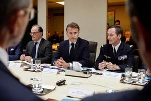 Emmanuel Macron lors d'une réunion du Conseil de défense et de sécurité nationale à la suite des frappes aériennes américaines sur des installations nucléaires en Iran, au palais de l'Élysée à Paris le 22 juin 2025.