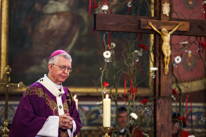 L'archevêque de Toulouse, Monseigneur Guy de Kerimel, dirige une messe à l'église Notre Dame de l'Assomption à Fronton, dans le sud-ouest de la France, le 26 février 2023.