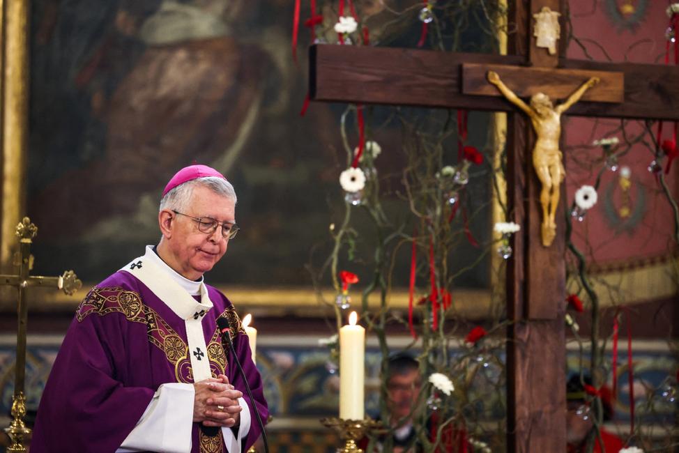 L'archevêque de Toulouse, Monseigneur Guy de Kerimel, dirige une messe à l'église Notre Dame de l'Assomption à Fronton, dans le sud-ouest de la France, le 26 février 2023.