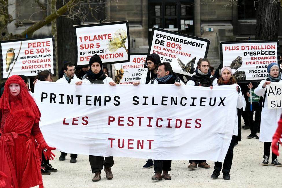 Des militants participent à une manifestation organisée par « Extinction Rebellion » pour réduire l'utilisation des pesticides de 90 % d'ici 2050 et pour lutter contre l'érosion de la biodiversité, au Jardin des Plantes à Paris, le 4 mars 2023.