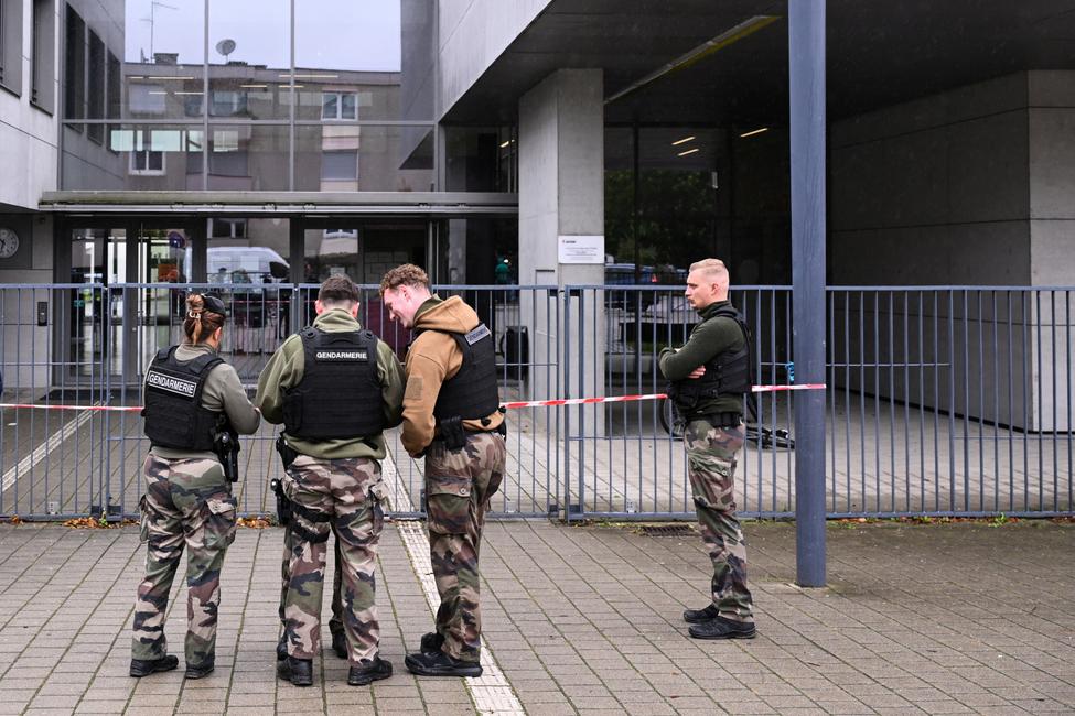Des gendarmes patrouillent devant le lycée Robert Schuman à Benfeld, après qu'une enseignante a été poignardé avec une arme tranchante par un élève plus tôt dans la journée, le 24 septembre 2025.