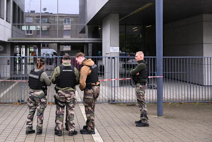 Des gendarmes patrouillent devant le lycée Robert Schuman à Benfeld, après qu'une enseignante a été poignardé avec une arme tranchante par un élève plus tôt dans la journée, le 24 septembre 2025.