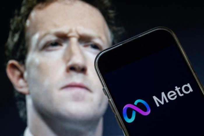 Cette illustration, réalisée le 7 janvier 2025, montre une image de Mark Zuckerberg, PDG de Meta, et le logo de Meta. 