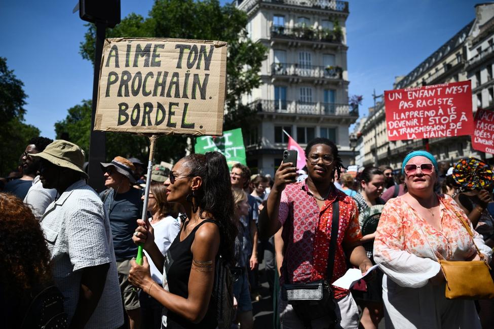 Des citoyens mobilisés lors d'une manifestation contre le racisme. 