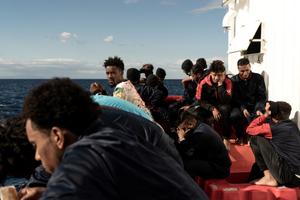 Des migrants sont assis sur le pont du navire de sauvetage « Ocean Viking » de l’organisation humanitaire maritime européenne « SOS Méditerranée », dans le golfe de Catane, en mer Méditerranée. 