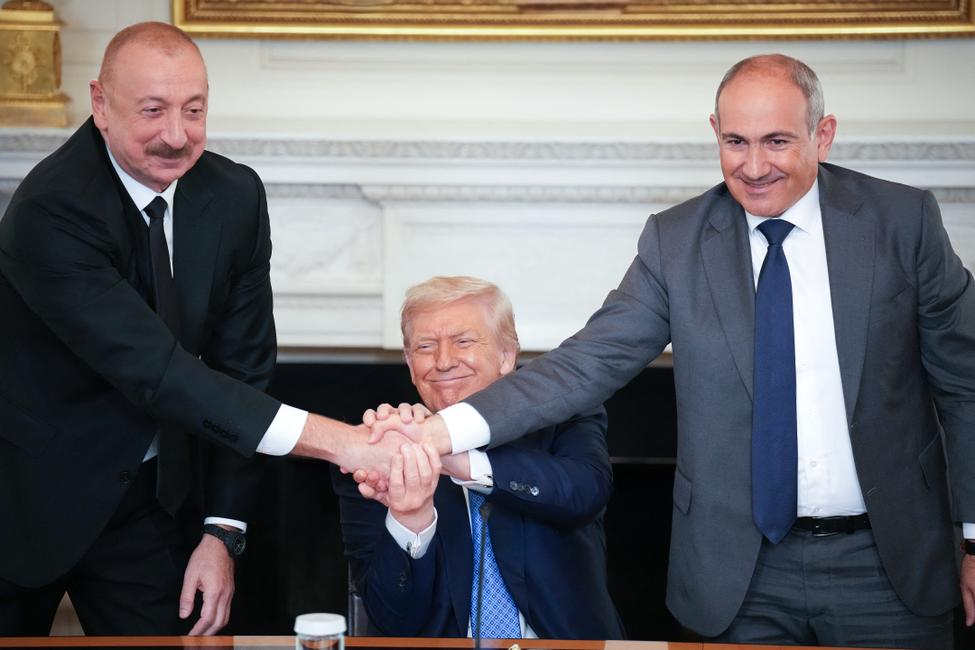 Le président Donald Trump s'entretient avec le président azerbaïdjanais Ilham Aliyev et le Premier ministre arménien Nikol Pashinyan lors d'une cérémonie de signature dans la salle Est de la Maison Blanche le 8 août 2025 à Washington.