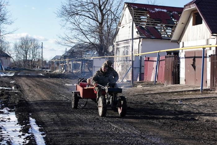 Des soldats russes conduisent un tracteur dans le village de Kazachya Loknya, dans la région de Koursk, en Russie, le 18 mars 2025.