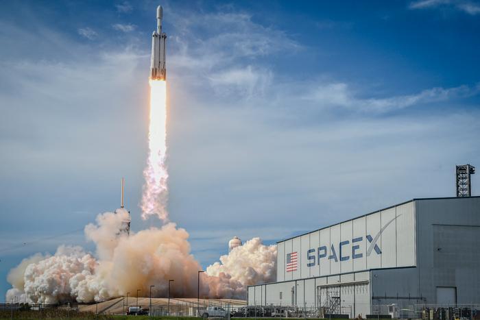 Une fusée Falcon Heavy de SpaceX décolle du complexe de lancement 39A du Centre spatial Kennedy de la NASA, en Floride, le 25 juin 2024.