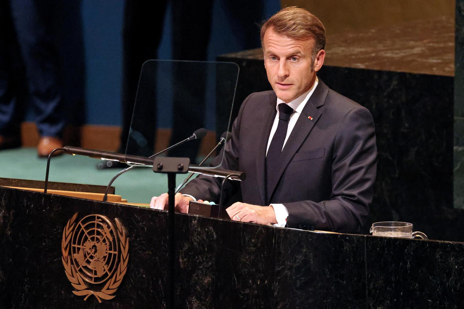 Le président français Emmanuel Macron s'exprime lors du sommet des Nations Unies sur les Palestiniens, au siège de l'ONU, en marge de l'Assemblée générale des Nations Unies (AGNU) à New York, le 22 septembre 2025. (Photo : Ludovic MARIN / AFP)