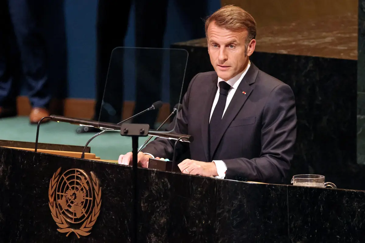 Le président français Emmanuel Macron s'exprime lors du sommet des Nations Unies sur les Palestiniens, au siège de l'ONU, en marge de l'Assemblée générale des Nations Unies (AGNU) à New York, le 22 septembre 2025. (Photo : Ludovic MARIN / AFP)