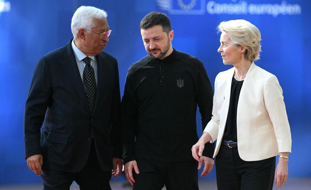 Le président du Conseil européen, Antonio Costa, et la présidente de la Commission européenne, Ursula von der Leyen, accueillent le président ukrainien Volodymyr Zelensky à son arrivée au Conseil européen extraordinaire pour discuter du soutien à l'Ukraine et de la défense européenne au siège de l'UE à Bruxelles, le 6 mars 2025.