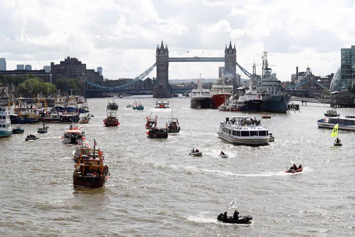 Une flottille de bateaux de pêche, en campagne pour quitter l'Union européenne, navigue sur la Tamise à Londres, Grande-Bretagne, le 15 juin 2016.