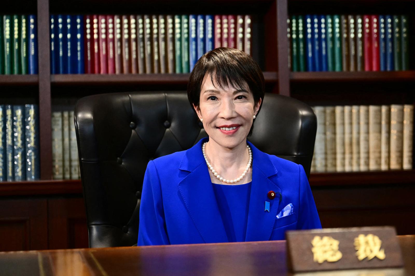 Sanae Takaichi, nouvelle dirigeante du parti au pouvoir au Japon, le Parti libéral-démocrate (PLD), pose dans le bureau du chef du parti après son élection à la tête du PLD à Tokyo, le 4 octobre 2025. La conservatrice Sanae Takaichi a salué « une nouvelle ère » après sa victoire, qui la place en bonne voie pour devenir la première femme Première ministre du pays.