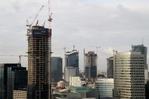 Une photo prise le 3 février 2020 montre une vue de bâtiments en construction dans le centre de Varsovie, en Pologne.