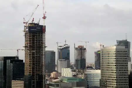 Une photo prise le 3 février 2020 montre une vue de bâtiments en construction dans le centre de Varsovie, en Pologne.