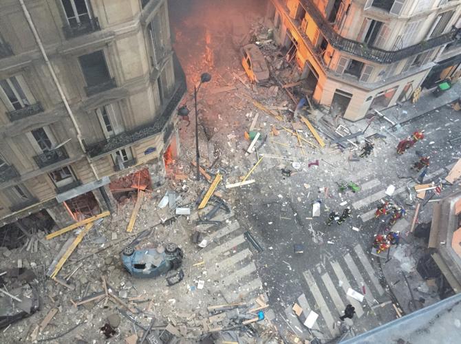 Vue générale montrant des débris et des carcasses de voiture après l'explosion d'une boulangerie à l'angle des rues Sainte-Cécile et de Trévise, dans le centre de Paris, le 12 janvier 2019.