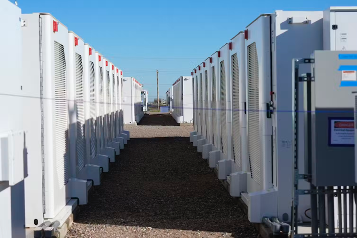 Les modules de stockage par batterie comme ceux-ci, en Arizona, peuvent stocker l'électricité entre le moment où elle est produite et le moment où elle est nécessaire.