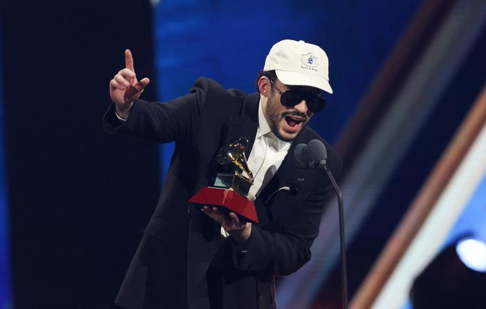 Le chanteur portoricain Bad Bunny reçoit le prix de l'Album de l'année pour « DeBI TIRAR MaS FOToS » lors de la 26e cérémonie des Latin Grammy Awards au MGM Grand Garden Arena de Las Vegas, Nevada, le 13 novembre 2025.