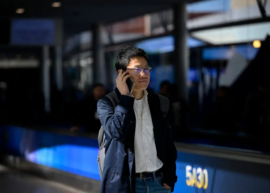 Un homme utilise son smartphone lors du MWC (Mobile World Congress), le plus grand salon mondial de la téléphonie mobile, à Barcelone, le 5 mars 2025.