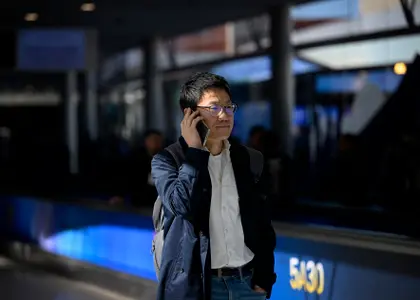 Un homme utilise son smartphone lors du MWC (Mobile World Congress), le plus grand salon mondial de la téléphonie mobile, à Barcelone, le 5 mars 2025.