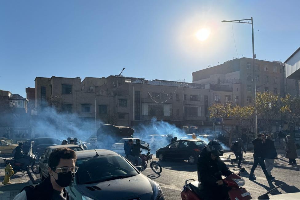 Des commerçants manifestent dans les rues de Téhéran le 29 décembre 2025 contre la situation économique et la chute du rial iranien. Certains commerçants ont fermé leurs boutiques ce jour-là pour protester contre les difficultés économiques et la forte volatilité du rial, ont rapporté les médias iraniens, faisant suite à des manifestations similaires la veille.