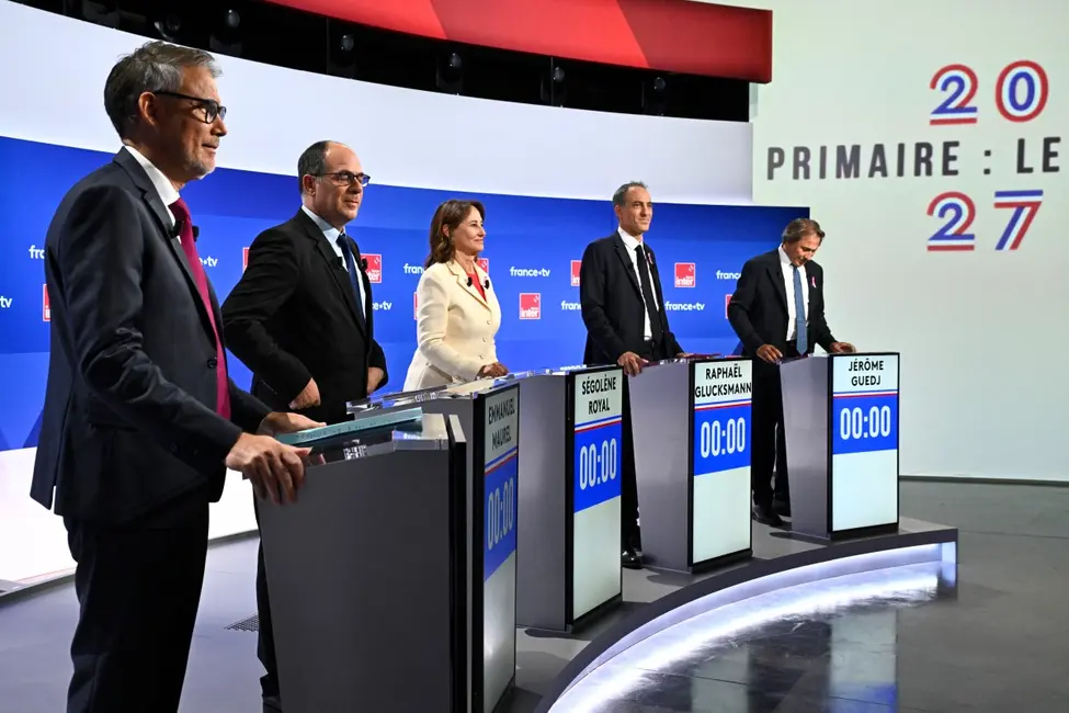 Les candidats aux primaires du Parti socialiste (PS) et du Parti de la place publique (PP) en vue de l'élection présidentielle française de 2027 (de gauche à droite) : Olivier Faure, Emmanuel Maurel, Ségolène Royal, Raphaël Glucksmann et Jérôme Guedj, posent avant le début d'un débat diffusé en direct sur France 2 et France Inter, à la Maison de la Radio et de la Musique, siège de Radio France, à Paris, le 1er octobre 2026.