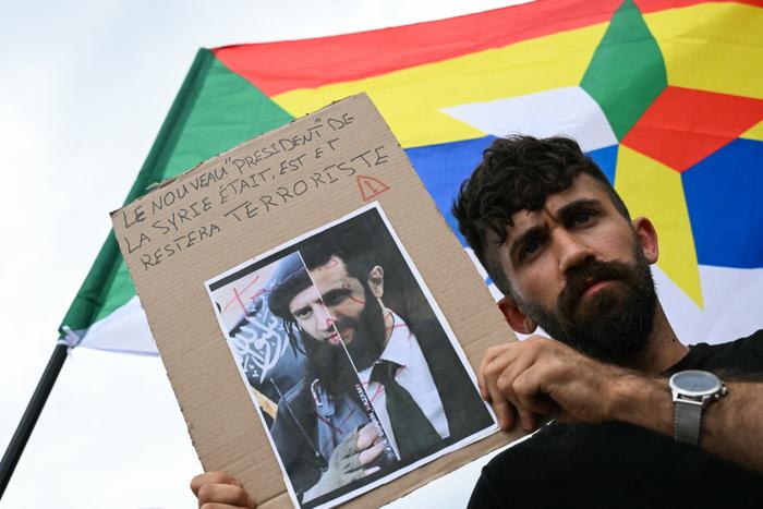Un manifestant brandit une pancarte lors d'une manifestation de soutien à la communauté druze syrienne, place du Trocadéro, à Paris, le 19 juillet 2025.