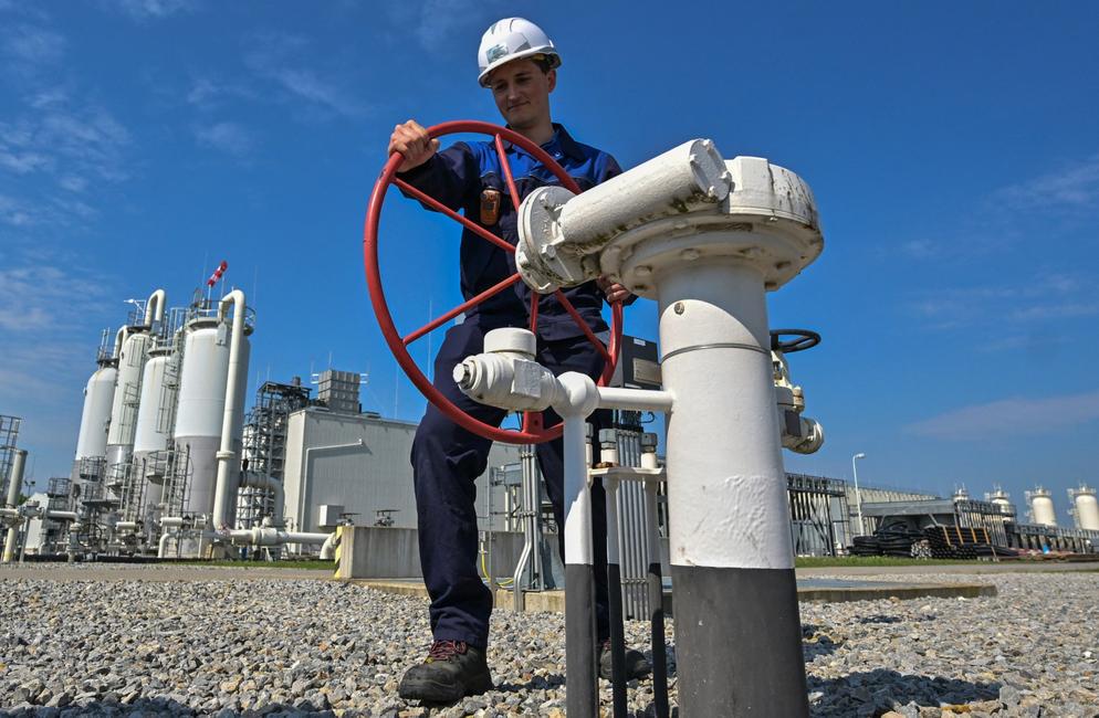 Un ouvrier manipule des équipements exploités par GCA (Gas Connect Austria) et TAG (Trans Austria Gas pipelines) sur l'un des plus importants nœuds d'interconnexion gazière d'Europe, à Baumgarten an der March, en Basse-Autriche.