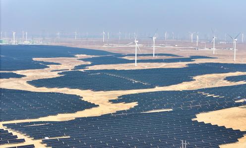 Des panneaux solaires et des éoliennes dans une centrale d'énergies renouvelables à Lingwu, dans la région du Ningxia, au nord de la Chine.