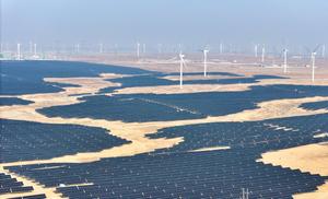 Des panneaux solaires et des éoliennes dans une centrale d'énergies renouvelables à Lingwu, dans la région du Ningxia, au nord de la Chine.