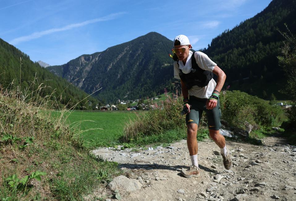 Le coureur français Baptiste Chassagne participe à l'Ultra-Trail du Mont Blanc (UTMB), à Trient, en Suisse, le 31 août 2024. (Photo d'EMMANUEL DUNAND / AFP)